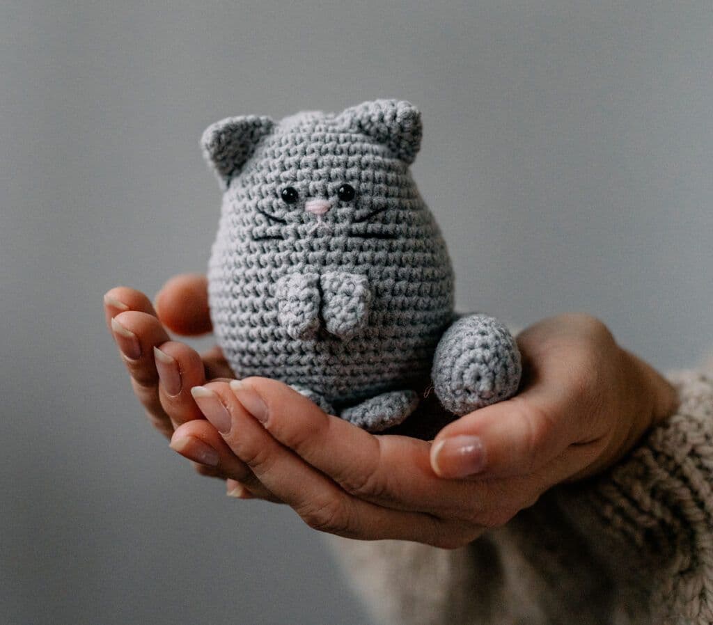 Zdjęcie ręcznie wyszydełkowanego małego kota